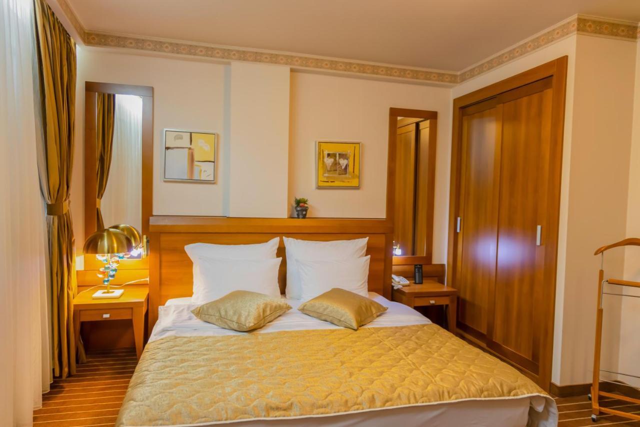 Hotel Ambasador Prishtina Pristina Esterno foto