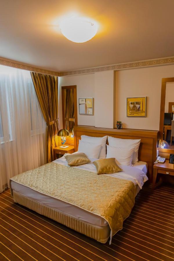 Hotel Ambasador Prishtina Pristina Esterno foto