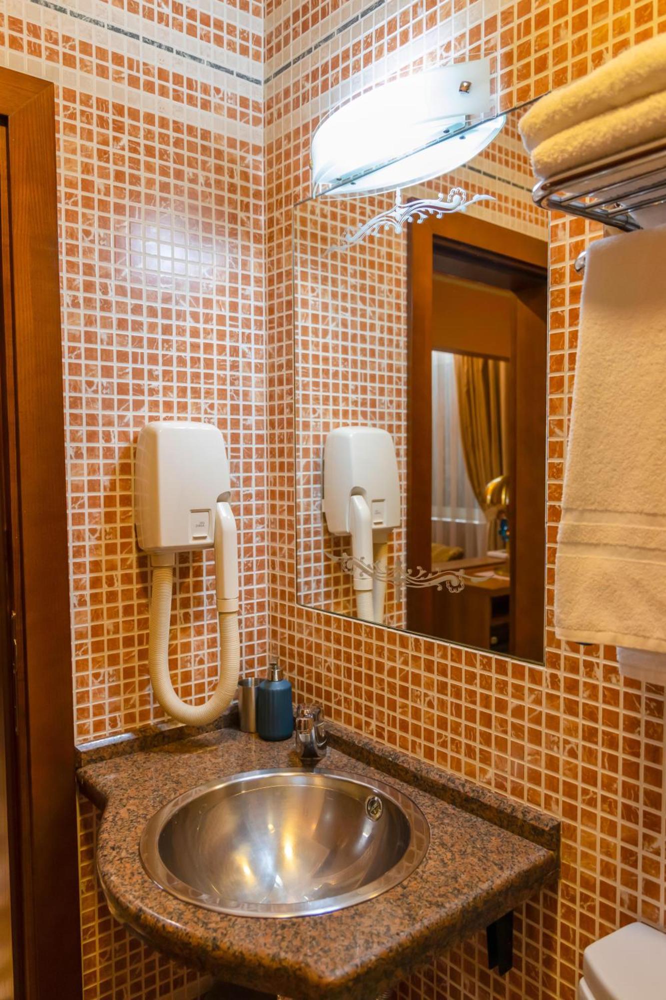 Hotel Ambasador Prishtina Pristina Esterno foto