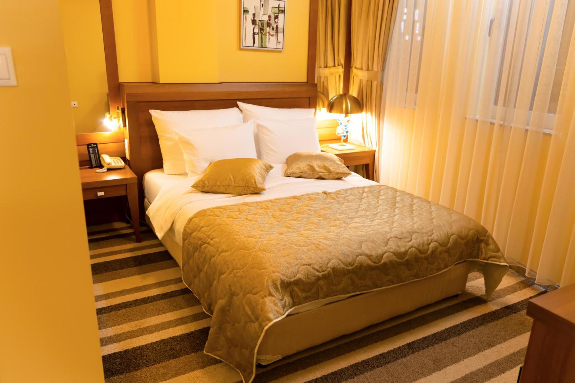 Hotel Ambasador Prishtina Pristina Esterno foto